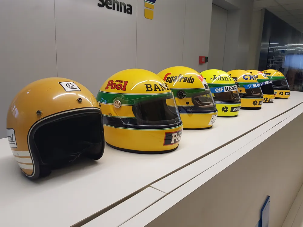 Capacete icônico de Senna