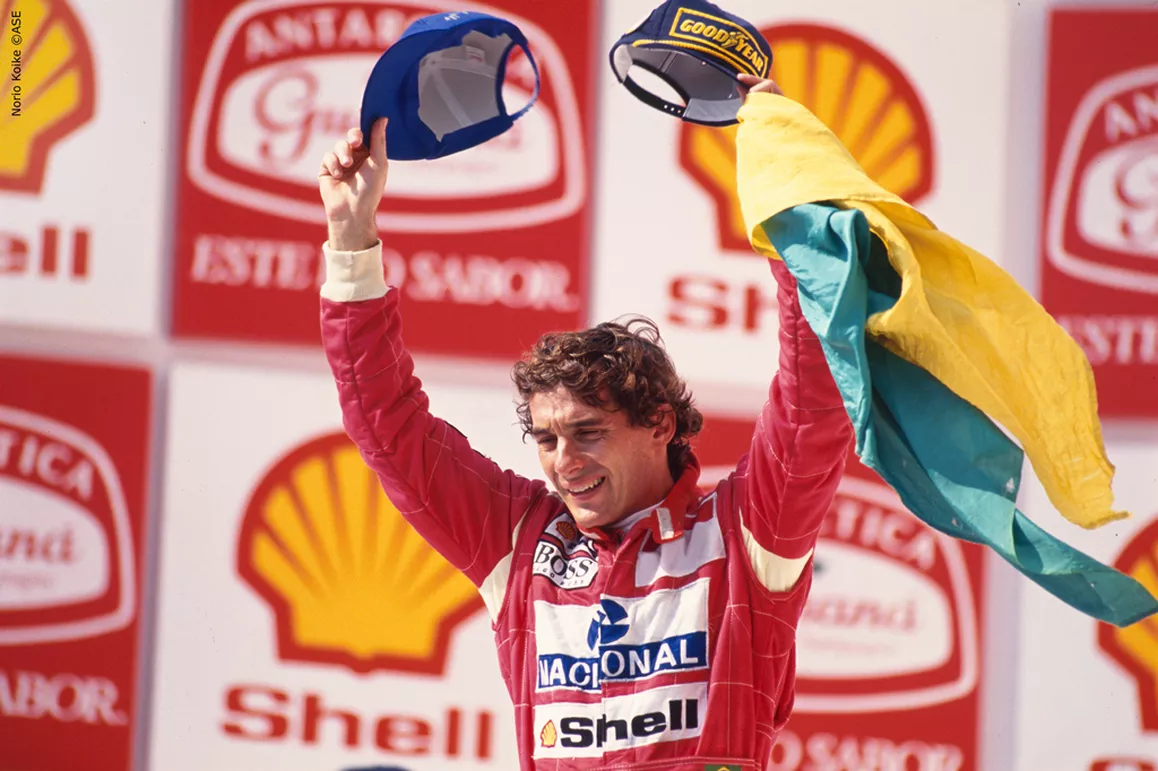Ayrton Senna celebrando