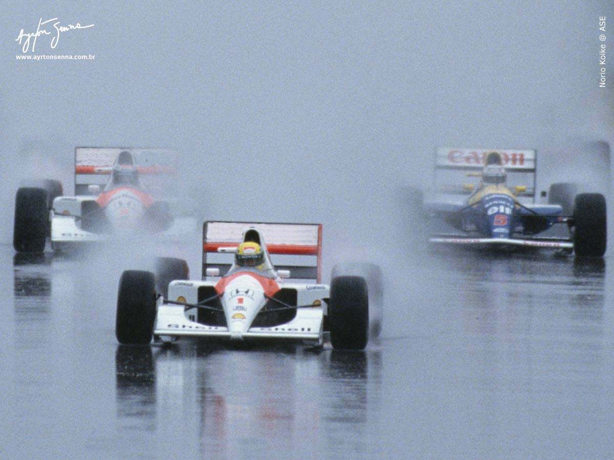 Senna pilotando na chuva