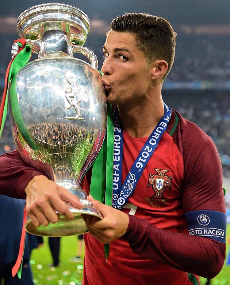 CR7 com a taça