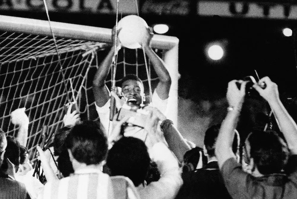 Pelé em um dos seus grandes momentos - gol mil