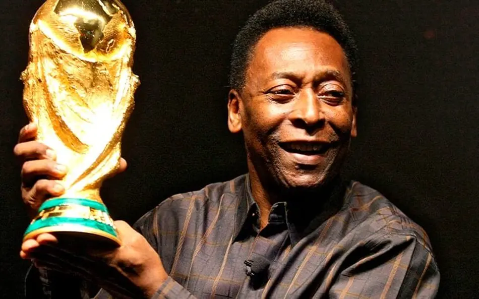 Memória histórica de Pelé - com a taça da copa